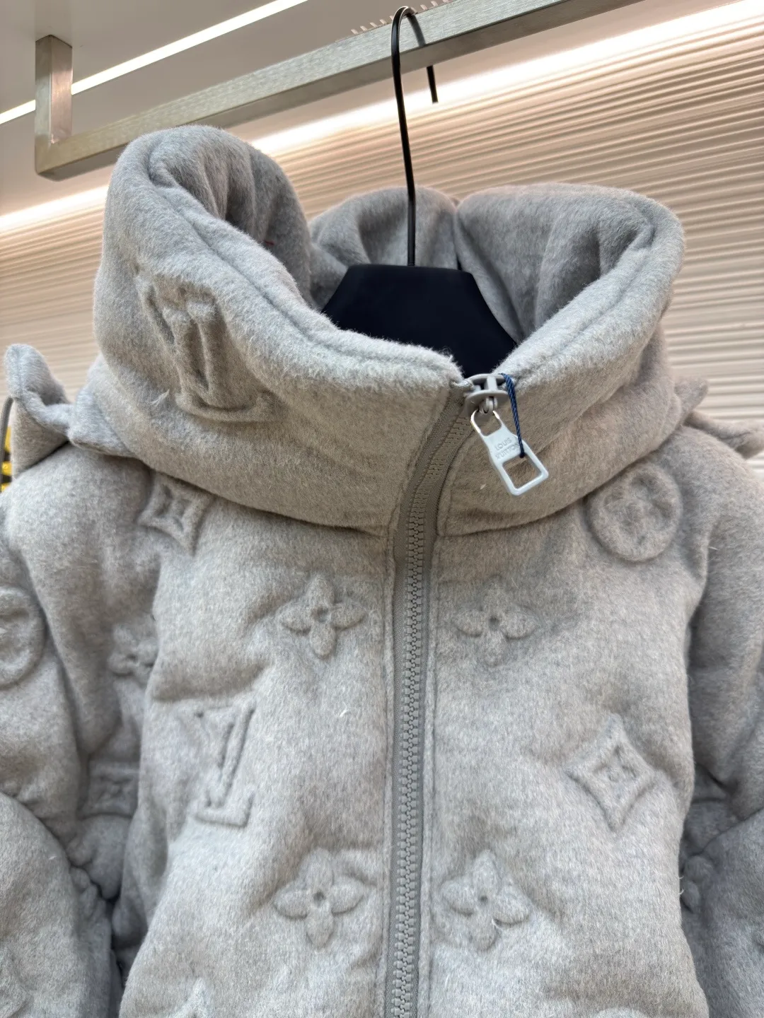 LOUIS VUITTON Presbyopic embossed embossed down jacket ●Item number: 1680535-F25 ●Material: white goose down ●Technology: embossed embossed ●Version: fitted version ●Weight: about 3320 grams ●Size: S-M-L-XL ●Description: The fabric itself contains a lot of cashmere, and the inside is filled with 90 white duck down. It is super fluffy and difficult to process. The scrap rate of embossing fabrics of different materials reaches more than 50%. The hood is detachable and the pockets have hidden zippers, which is not only warm, but also very safe. The upper body effect is very good. It does not look bloated, but it is a concave shape artifact. I also like gray clothes because gray looks very high-grade, coupled with the embossed presbyopia logo. , low-key and stylish, same style for men and women!
